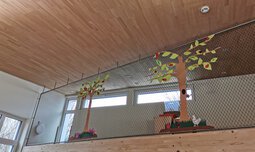 Gebastelte "Baum-Dekoration" an einem Gitter | © Kinderhaus Mariä-Himmelfahrt 